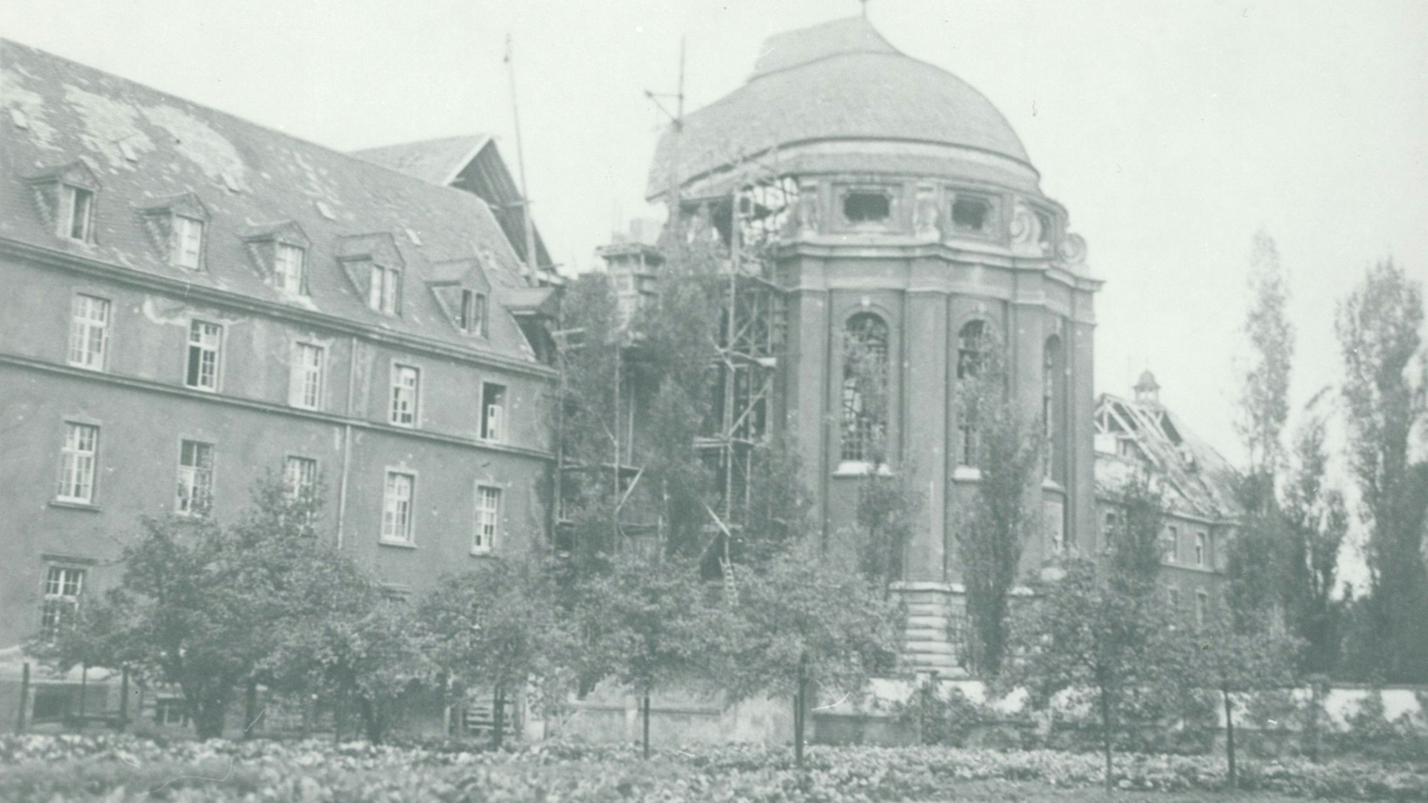 Bombenangriff auf das Kloster der Steyler Missionare Weihnachten 1944. 2023 brannte es an genau derselben Stelle neben der Kuppel.