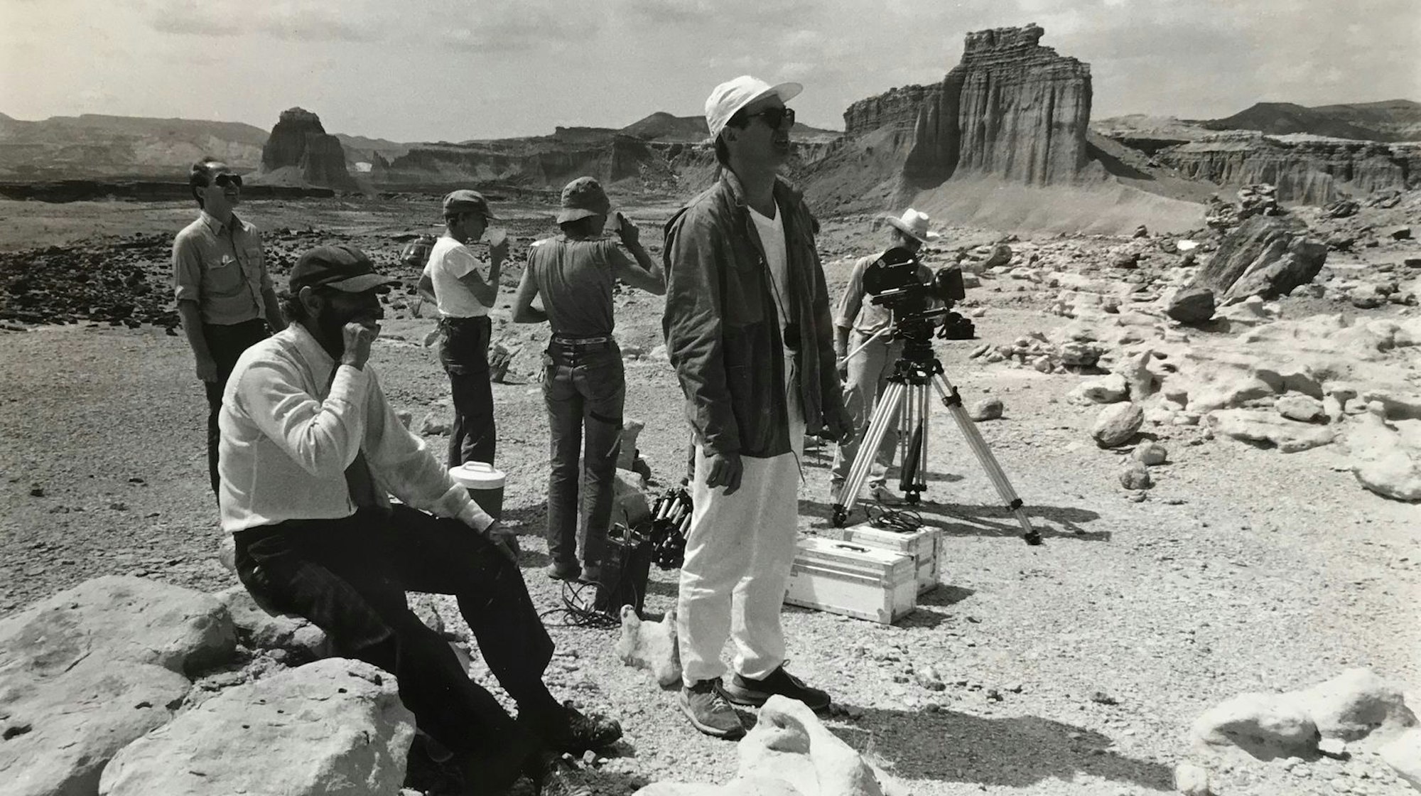 Wim Wenders (zweiter von rechts) hat alles unter Kontrolle - zum Beispiel bei den Dreharbeiten zu „Paris, Texas“. (Bild: NDR/Wim Wenders Stiftung)