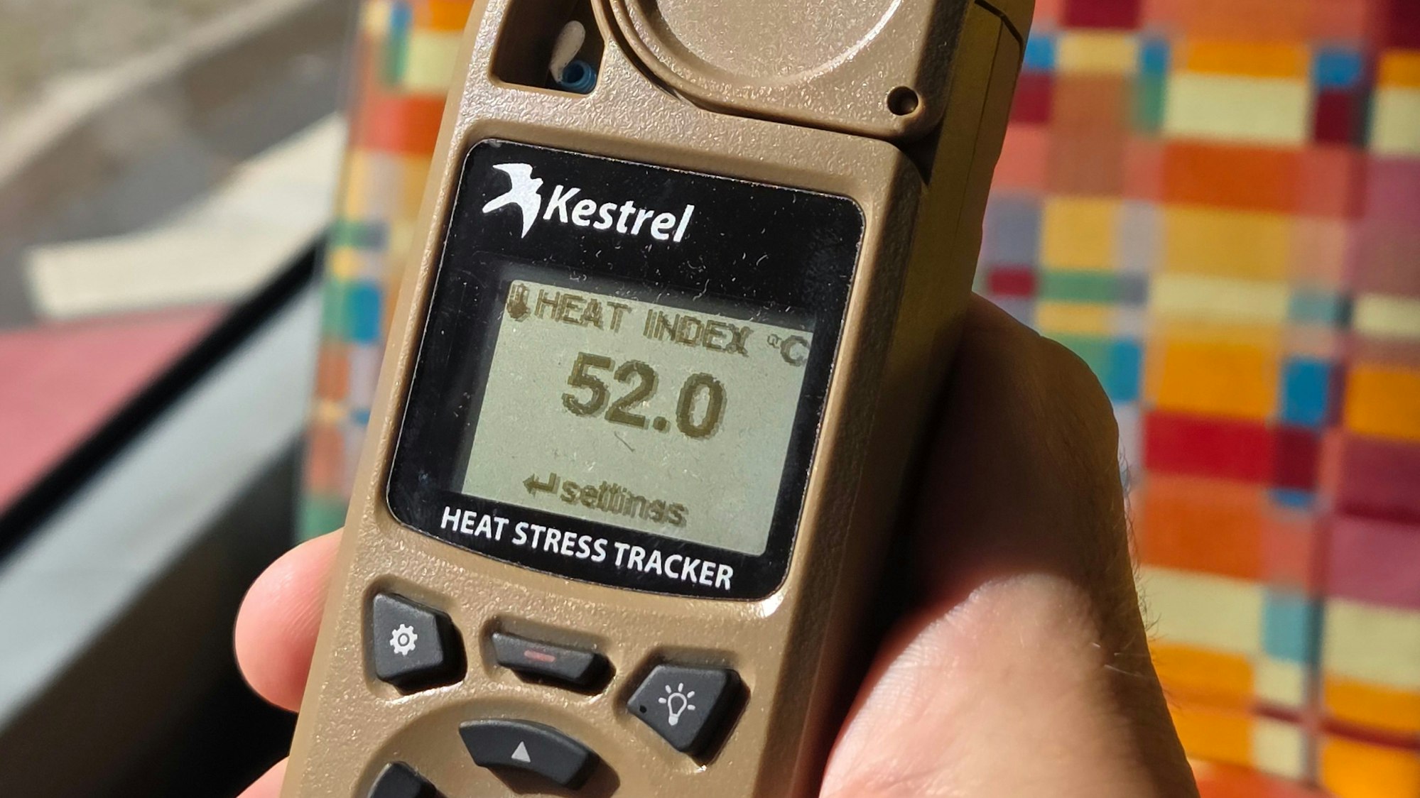 Im Bus ohne merkliche Klimaanlage sind es 38 Grad Luft-Temperatur. Am Fenster mit Sonneneinstrahlung steigt die fühlbare Temperatur aber sogar auf rund 50 Grad.