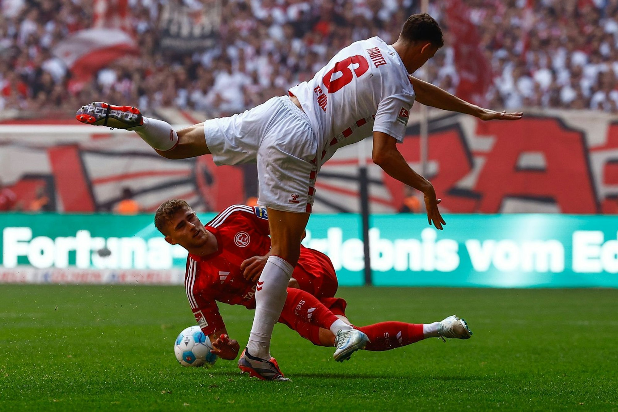 Harte Zweikampfführung ist im Rhein-Derby üblich, hier Eric Martel (vorne) vom 1.FC Köln gegen Tim Rossmann von Fortuna Düsseldorf. Das Spiel endete 2:2. (Bild: 2024 Getty Images/Leon Kuegeler)