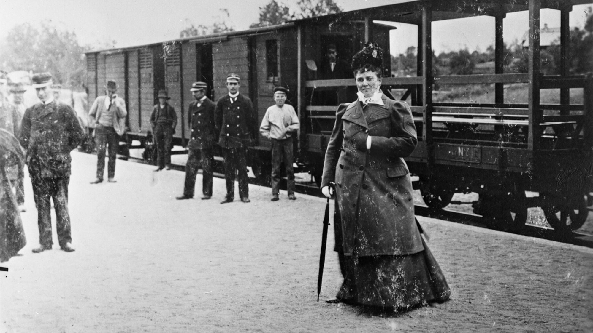 Christina Nilsson auf einem Bahnsteig.