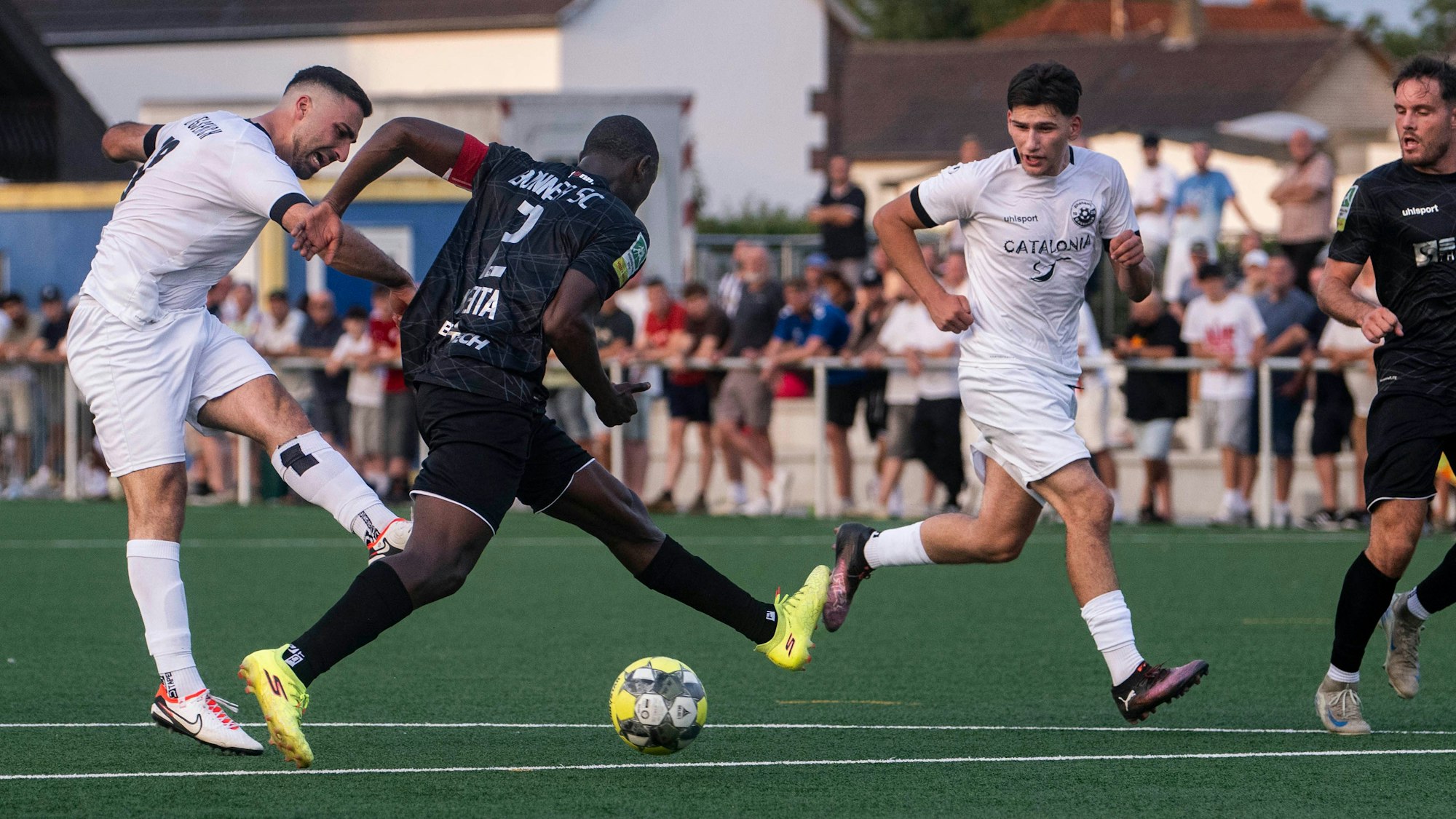 Das Bild zeigt Bessenichs Stürmer Nurullah Yasar beim Schussversuch.