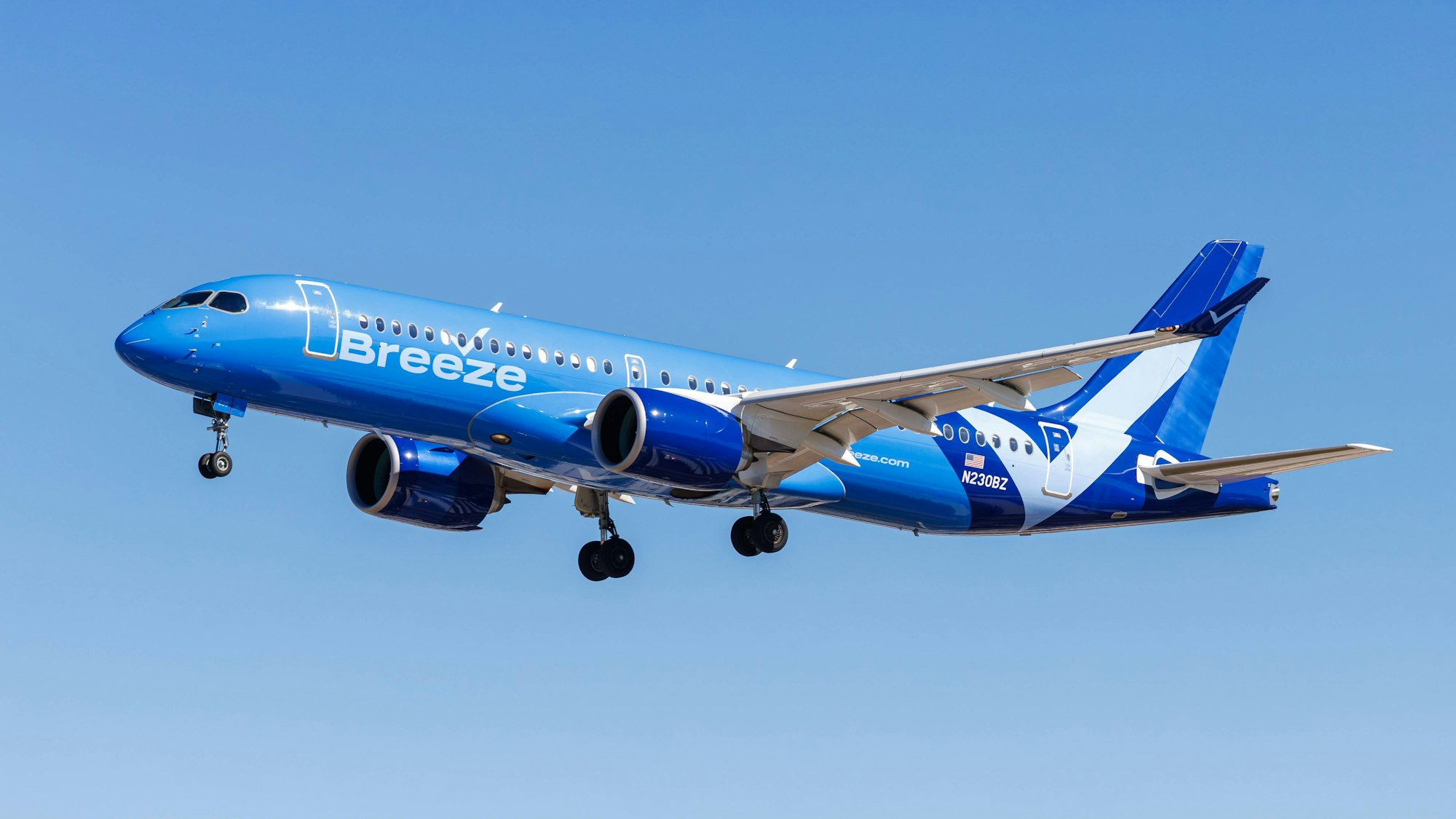 Ein Airbus A220 der Breeze Airways im Landeanflug.