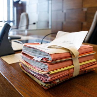 Das Bild zeigt einen Tisch im Gericht mit Akten. (Symbolbild)Foto:xC.xHardtx/xFuturexImage