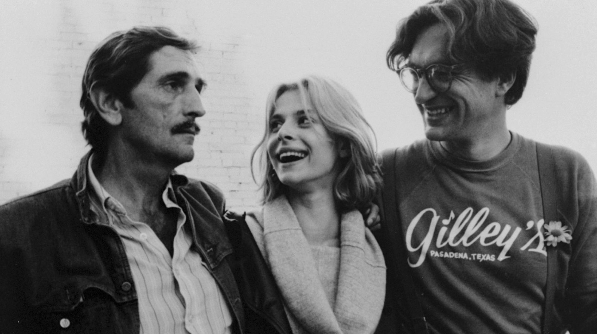 Es war sein großer Durchbruch: Wim Wenders (rechts), Nastassja Kinski und Harry Dean Stanton während Dreharbeiten zu „Paris, Texas“. (Bild: NDR/Wim Wenders Stiftung)