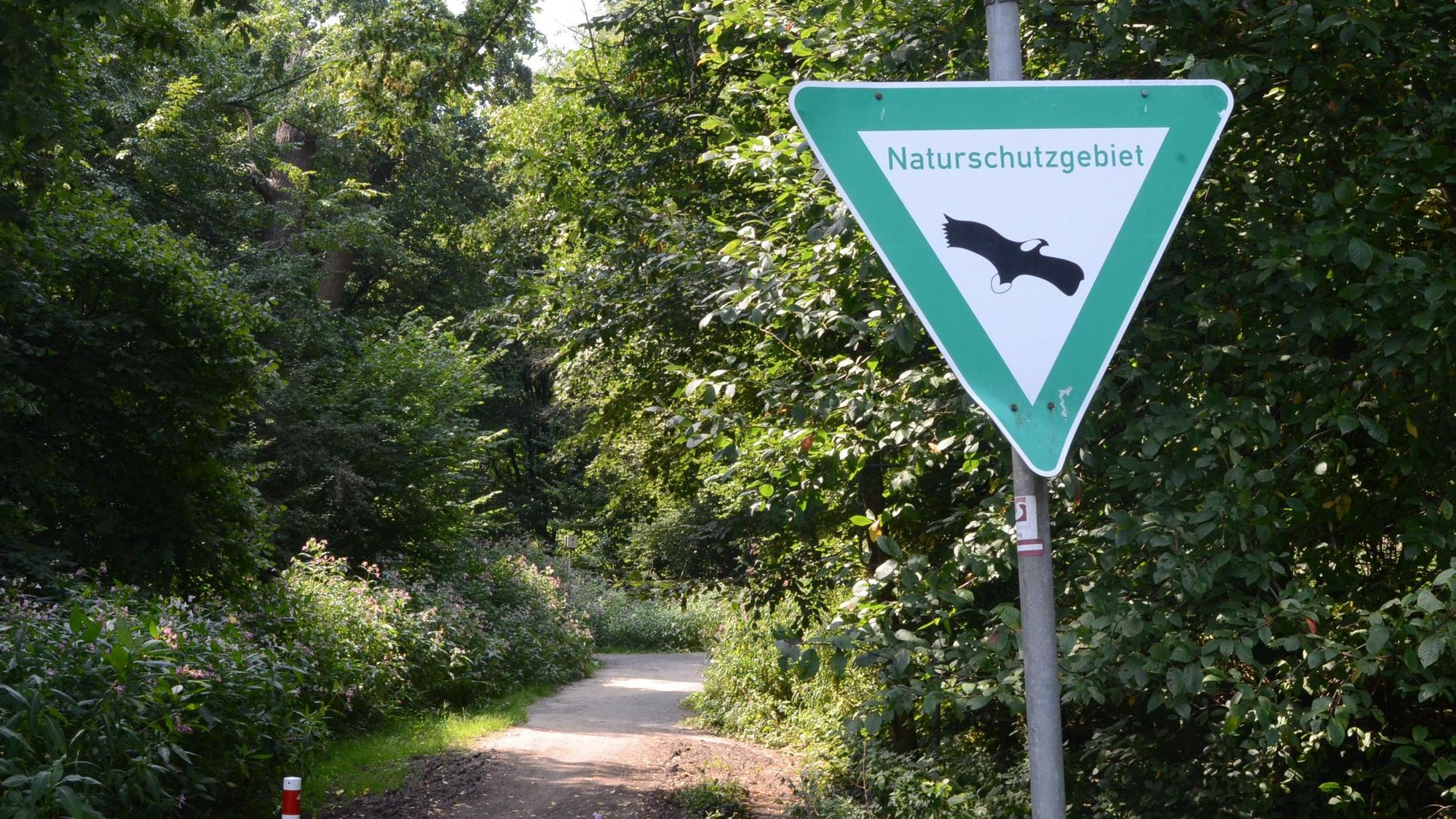 „Tropfad“, fast 52 Kilometer rund um die größte Stadt des Rhein-Sieg-Kreises;
teilweise auch durch Naturschutzgebiete.