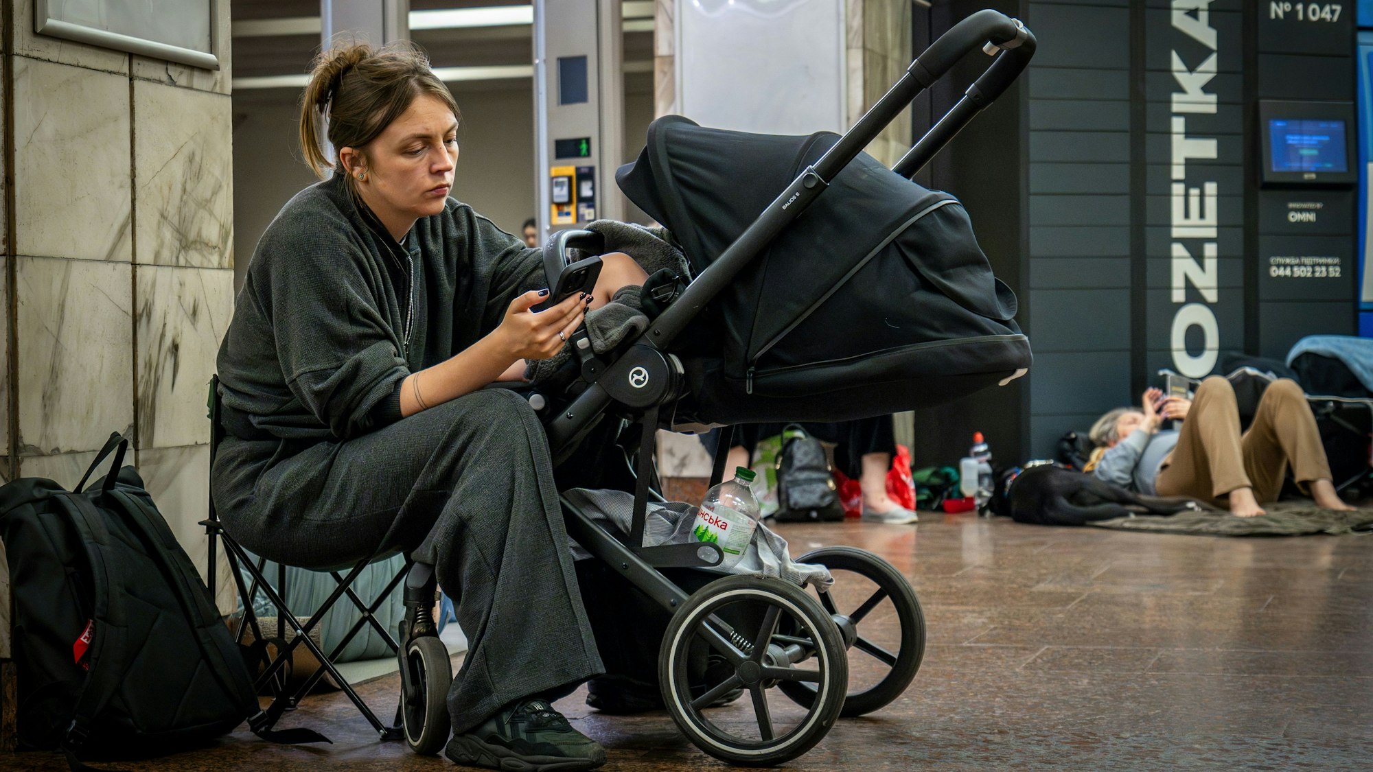 Menschen ruhen sich aus während eines russischen Drohnenangriffs in Kiew, Ukraine, am frühen Dienstag in einer U-Bahn-Station, die als Bunker genutzt wird.