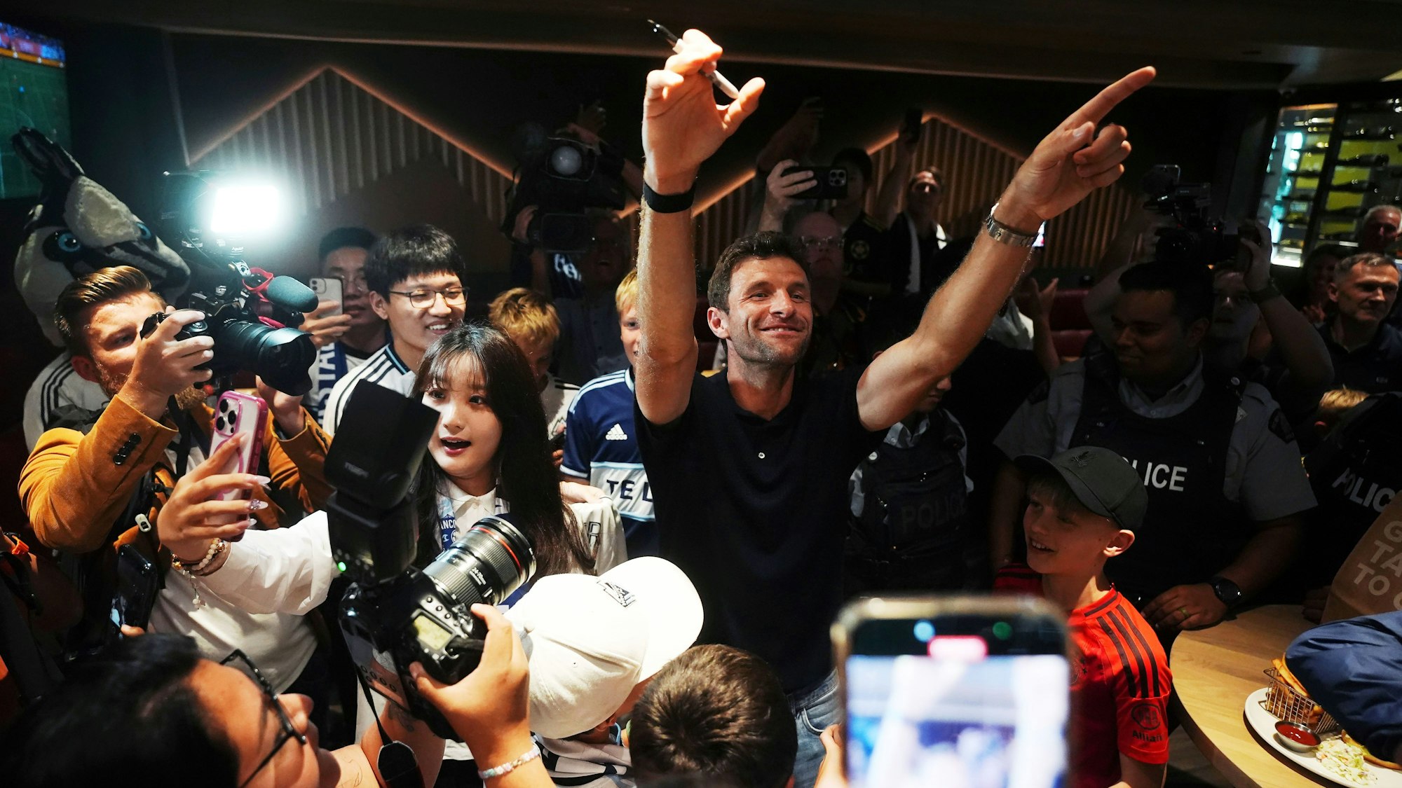 Thomas Müller verbringt Zeit mit den Fans bei seiner Ankunft aus Deutschland am Vancouver International Airport.