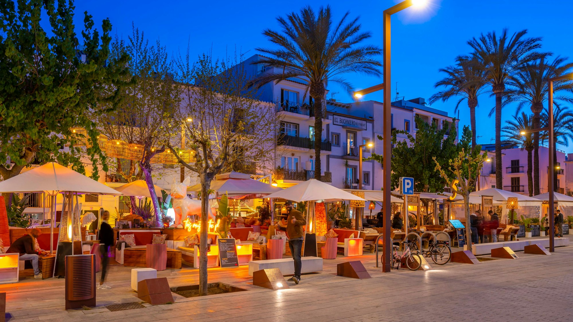 Belebte Hafenpromenade mit Restaurants und Bars. (Symbolfoto)