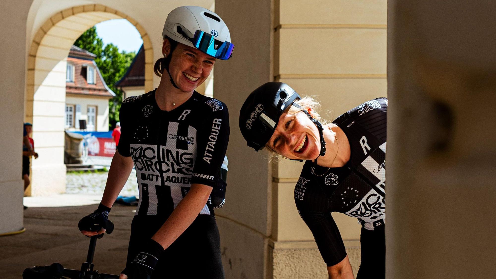 Jil Brünger (r.) mit einer Kollegin vom Rose Racing Circle.