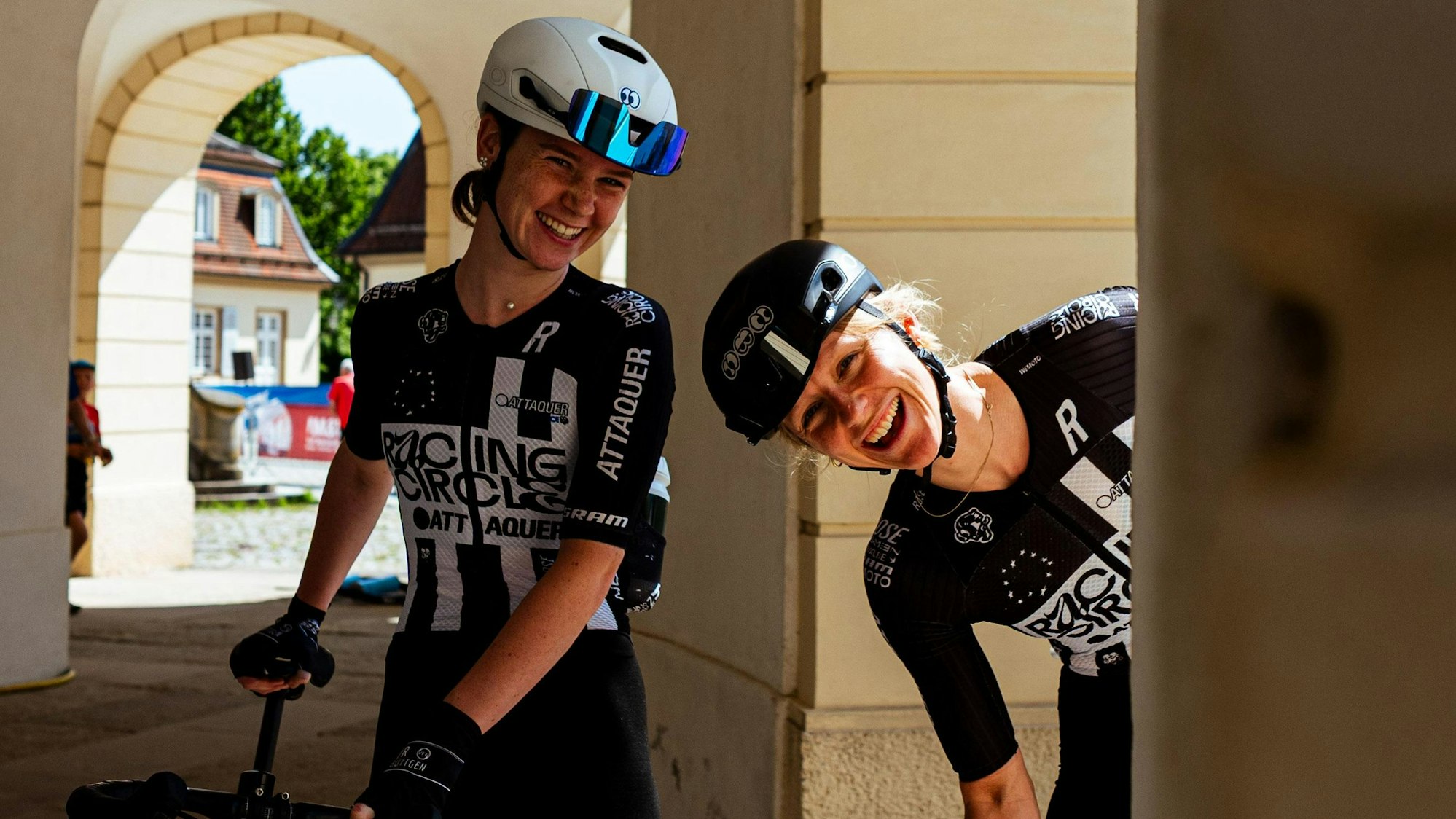 Jil Brünger (r.) mit einer Kollegin vom Rose Racing Circle.