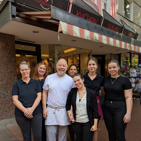 Das Foto zeigt Mitarbeiter des Kuchenhauses in Frechen.