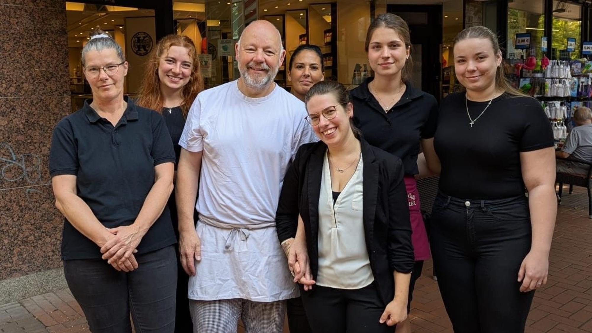 Das Foto zeigt Mitarbeiter des Kuchenhauses in Frechen.