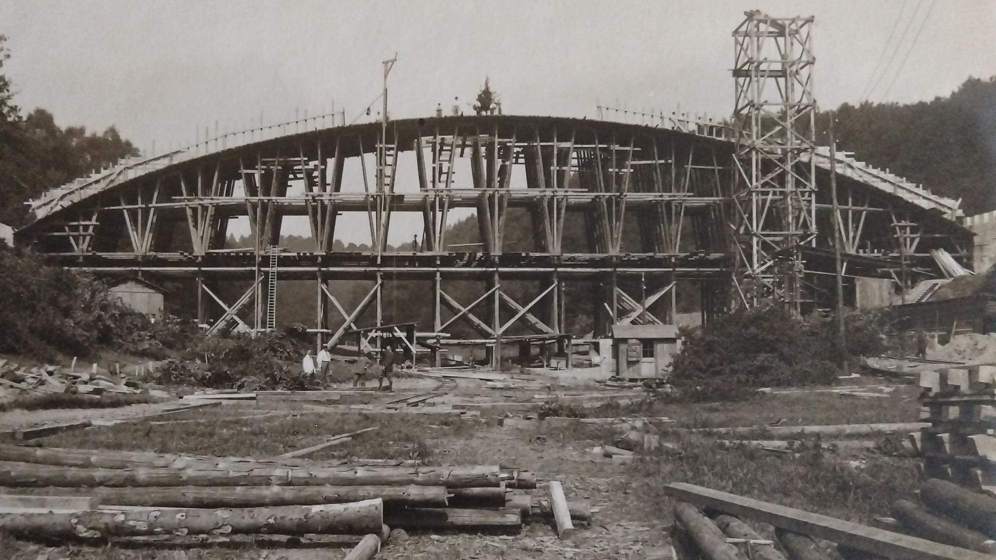 Die Derenbachtalbrücke war eine technisch aufwendige Konstruktion aus Stahlbeton.