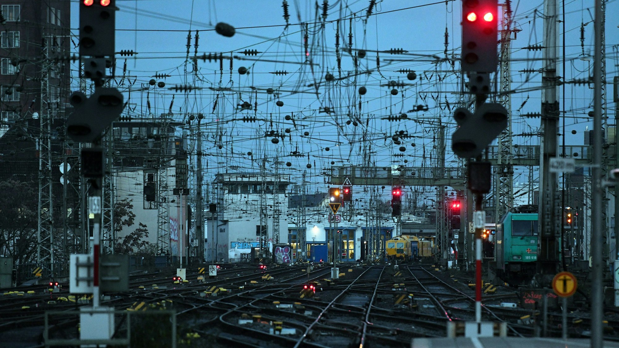 Die Signale um den Bonner Hauptbahnhof stehen bald auf Rot. Wegen umfangreicher Bauarbeiten soll die Bahnstrecke zwischen den Hauptbahnhöfen Bonn und Köln ab 2028 für fast zwei Jahre gesperrt werden.