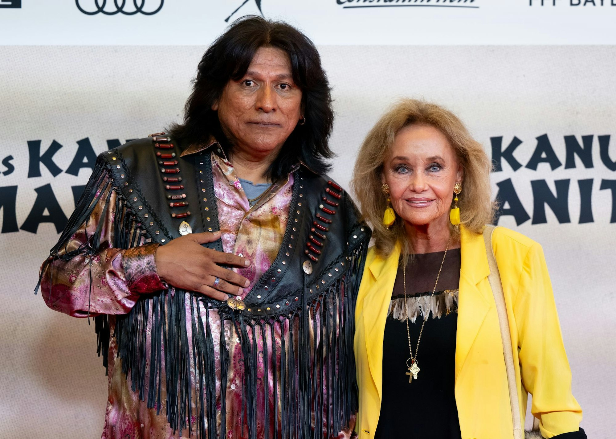 Zur Premiere reiste auch der US-Schauspieler Alan Tafoya an, ein Jicarilla Apache aus New Mexico, der auch mitspielt.