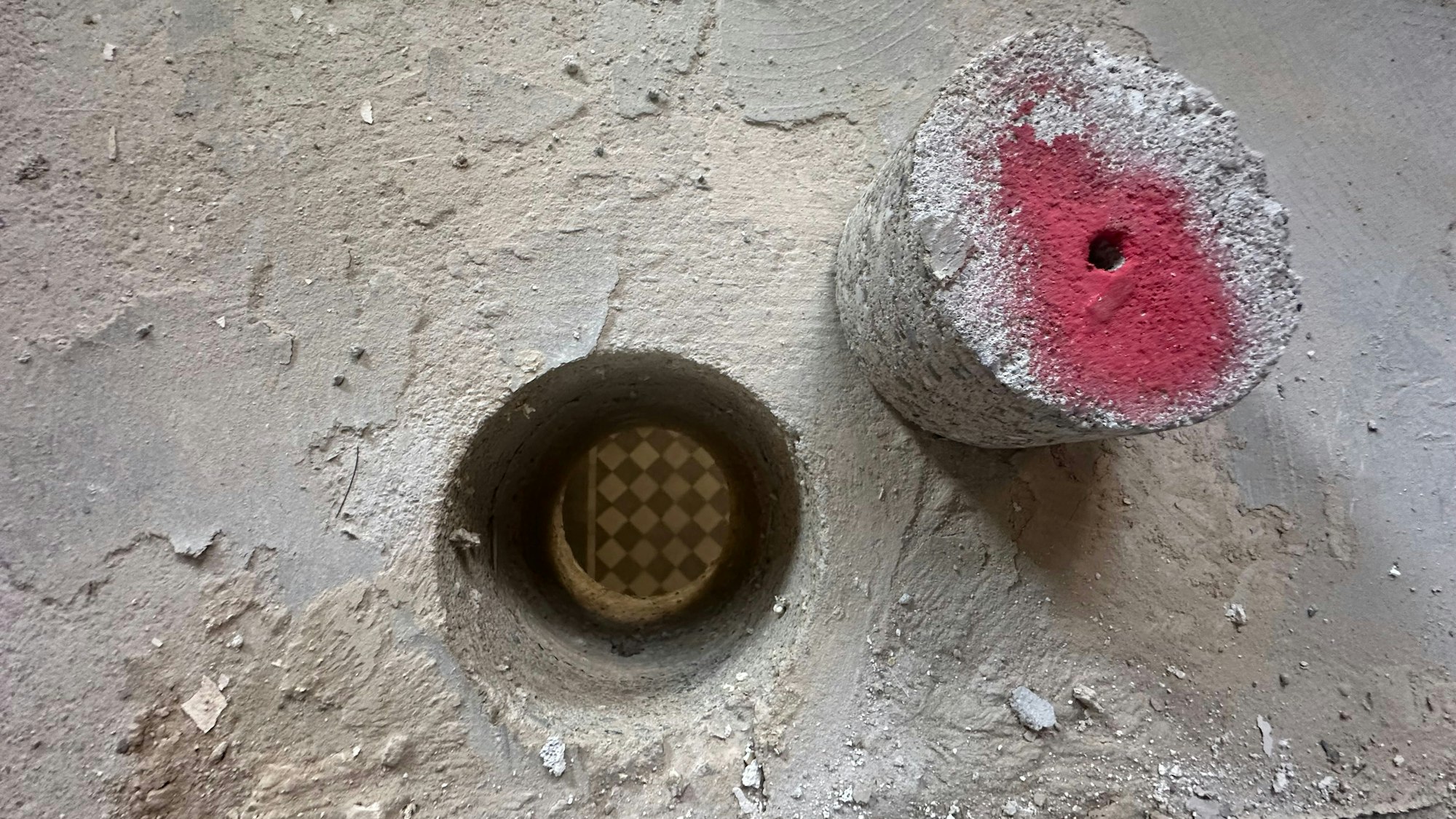 Durch frisch gestanzte Löcher in der Decke wird später in Rohren das Abflusswasser geführt.