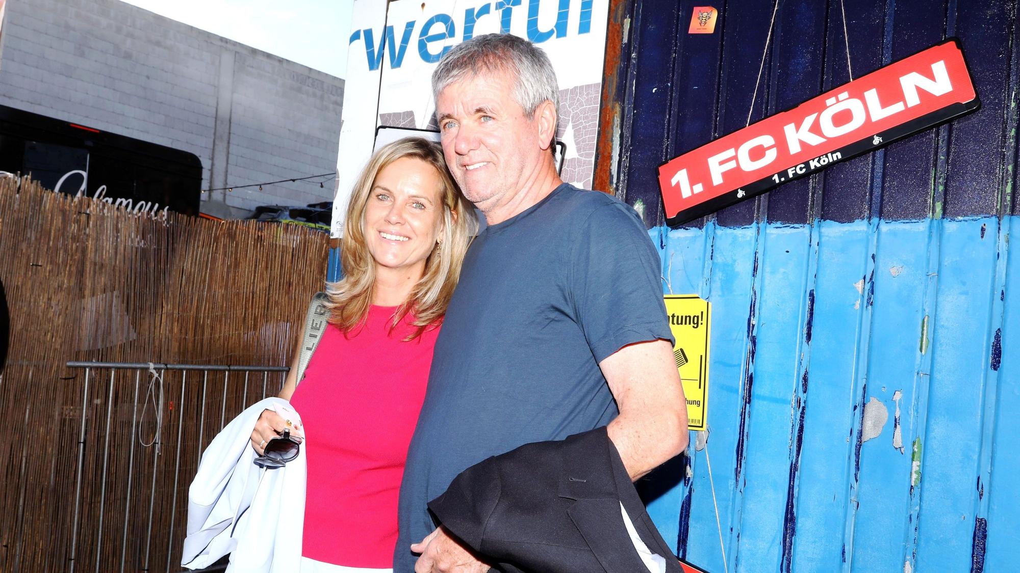 19.05.2025, Köln: 1. FC Köln Coach Friedhelm Funkel mit Ehefrau Anja bei der Saisonabschlussfeier. Die FC Aufstiegs-Party an der Vogelsangerstraße im Schrotty. Foto: Arton Krasniqi
