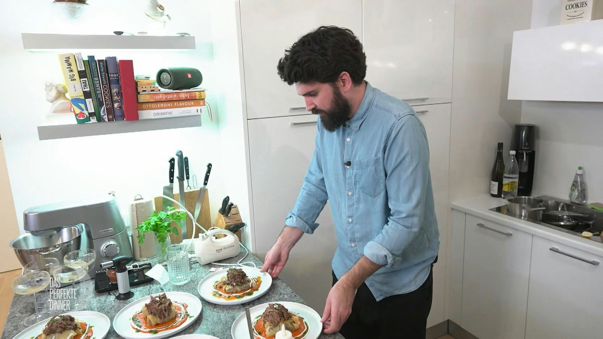 Der Hauptgang: Sarma mit zerfetztem Fleisch obendrauf.
(Bild: RTL)