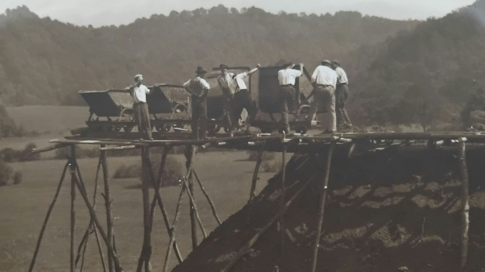 Keine Sicherung, keine Schutzkleidung: Der Straßenbau war kein ungefährliches Pflaster.