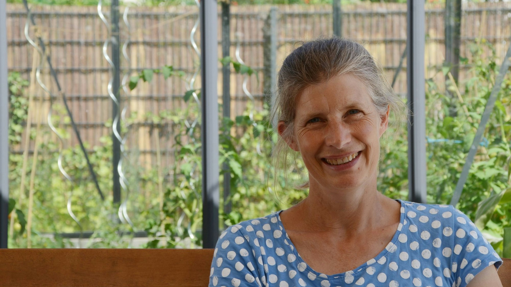 Der Gemeinschaftsgarten an der Cecilienstraße in Siegburg, Birgit Kellers ist Angestellte im Evangelischen Jugendwerk und die Koordinatorin vor Ort.