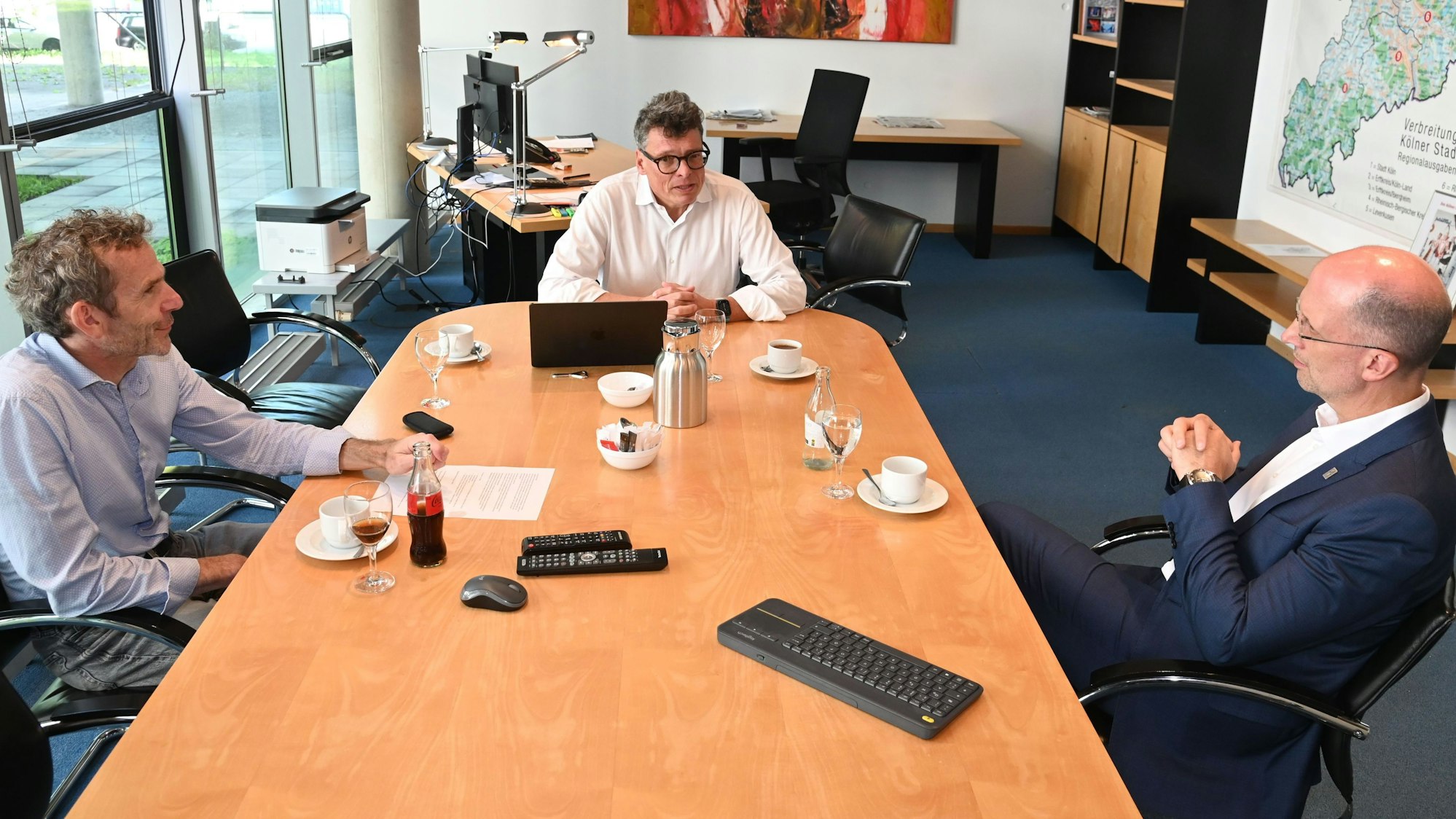 Besuch von Thorsten Latzel (r.), Präses der Evangelischen Kirche im Rheinland, beim Kölner Stadt-Anzeiger - hier im Redaktionsgespräch mit Chefredakteur Gerald Selch (Mitte) und Joachim Frank.