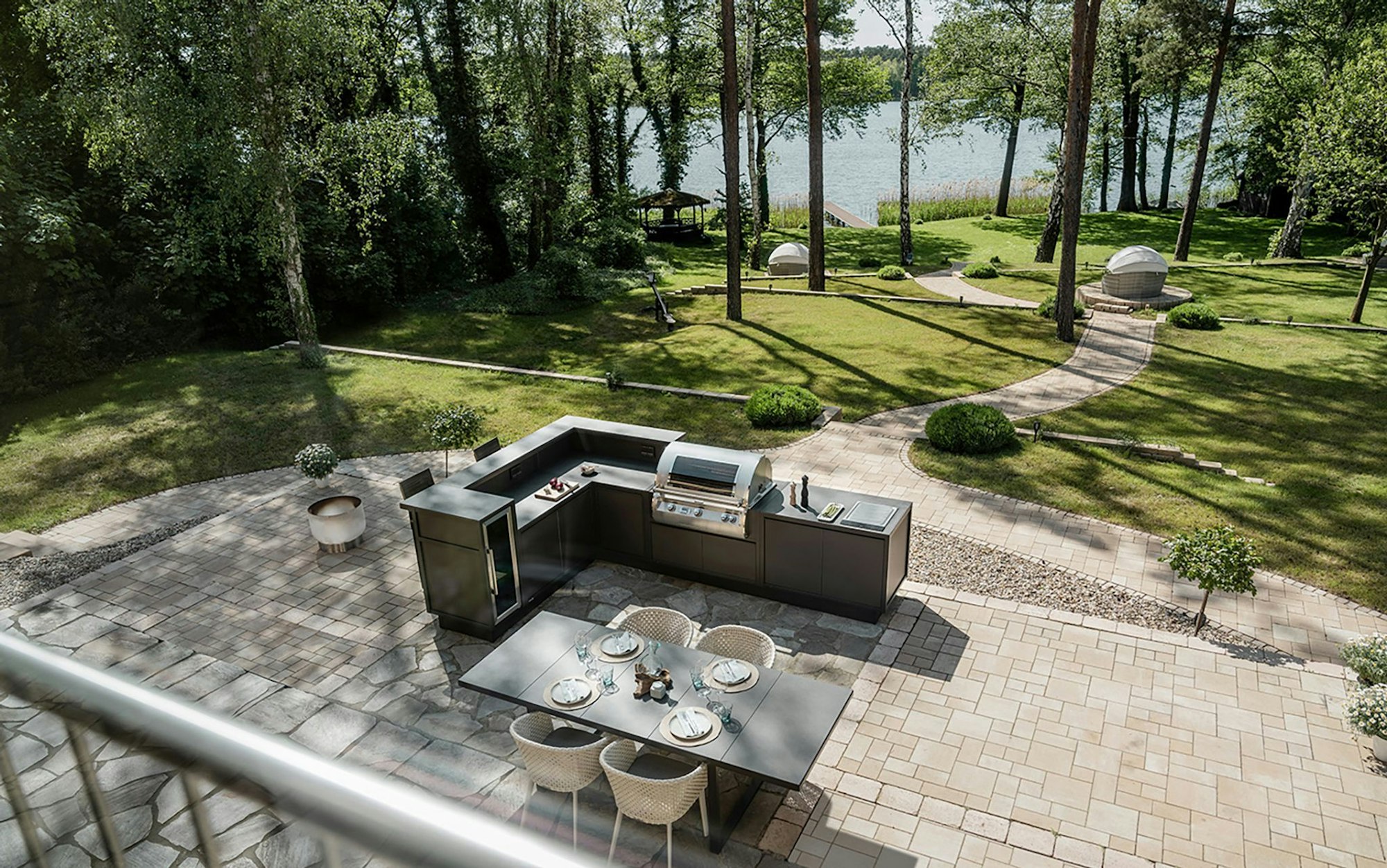 Gute Voraussetzungen für die Outdoor-Küche - ein fester Untergrund und ein schöner Blick.