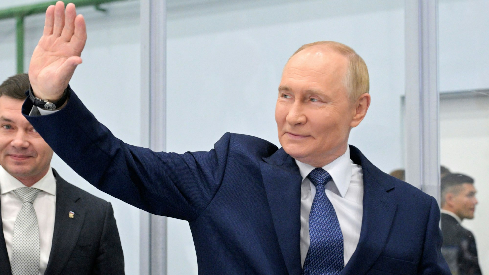 Putin winkt.