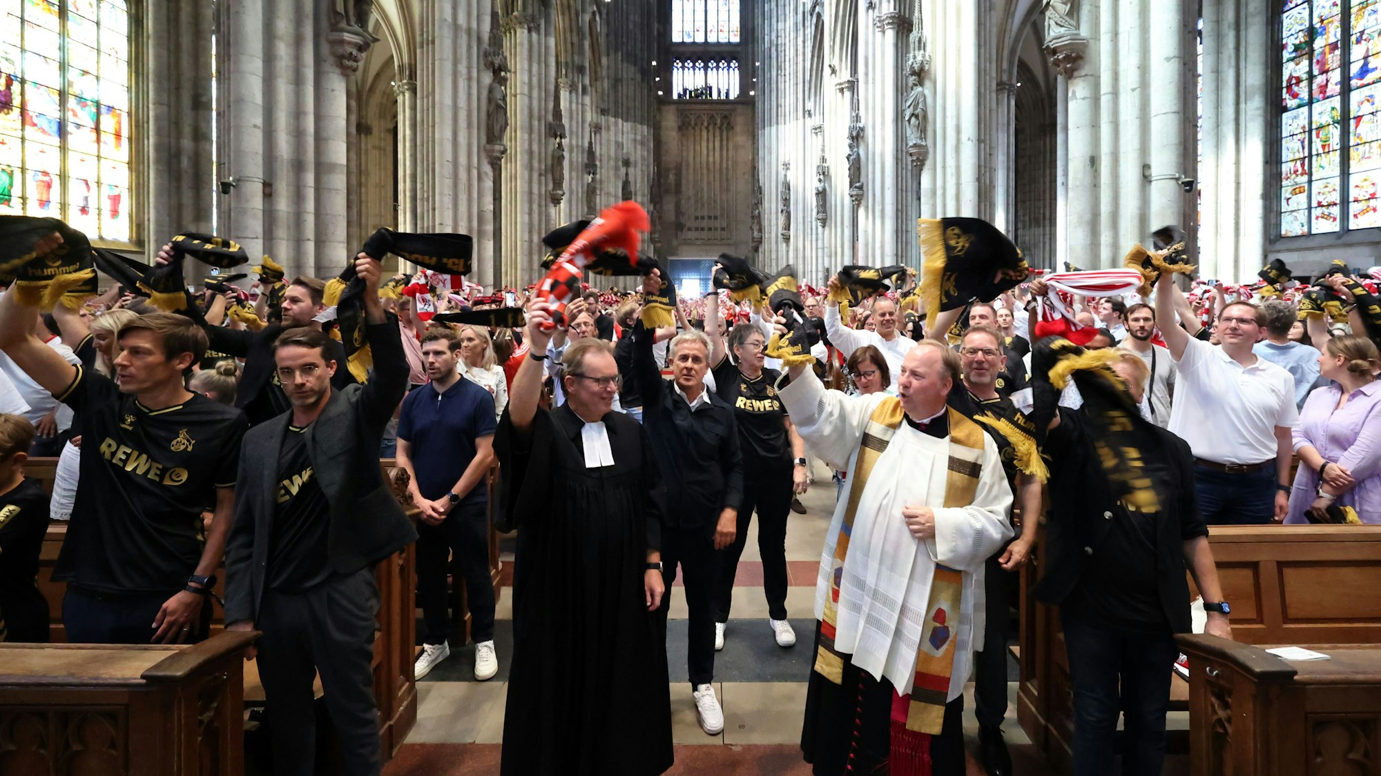 15.08.2025
Köln:
Fan-Andacht zum kölschen Doppeljubiläum: 77 Jahre 1. FC Köln & 777 Jahre Kölner Dom.
Pfarrer Gerhard Seiger Pierre Littbarski und Monsignore Kleine in der Mitte
Foto: Martina Goyert