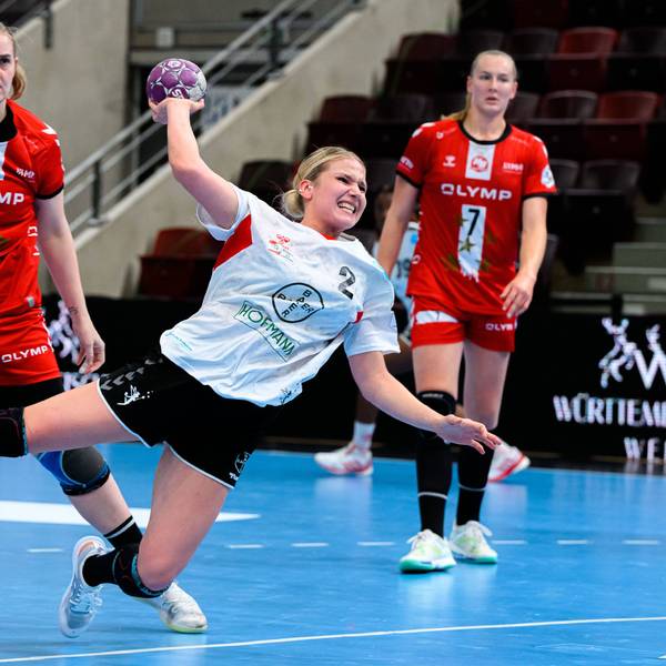 Handball: Bundesliga Frauen, HB Ludwigsburg - Bayer Leverkusen v.li. Valentina Klemencic Ludwigsburg, Annika Ingenpass Leverkusen Ludwigsburg MHP Arena Baden-Württemberg Deutschland *** Handball Bundesliga Women, HB Ludwigsburg Bayer Leverkusen v li Valentina Klemencic Ludwigsburg , Annika Ingenpass Leverkusen Ludwigsburg MHP Arena Baden Württemberg Germany