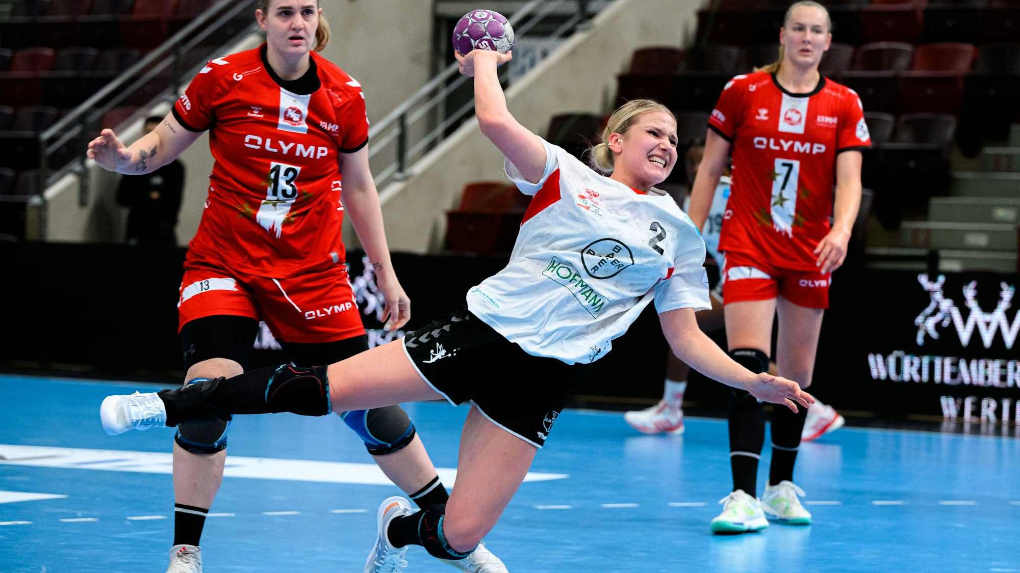 Handball: Bundesliga Frauen, HB Ludwigsburg - Bayer Leverkusen v.li. Valentina Klemencic Ludwigsburg, Annika Ingenpass Leverkusen Ludwigsburg MHP Arena Baden-Württemberg Deutschland *** Handball Bundesliga Women, HB Ludwigsburg Bayer Leverkusen v li Valentina Klemencic Ludwigsburg , Annika Ingenpass Leverkusen Ludwigsburg MHP Arena Baden Württemberg Germany