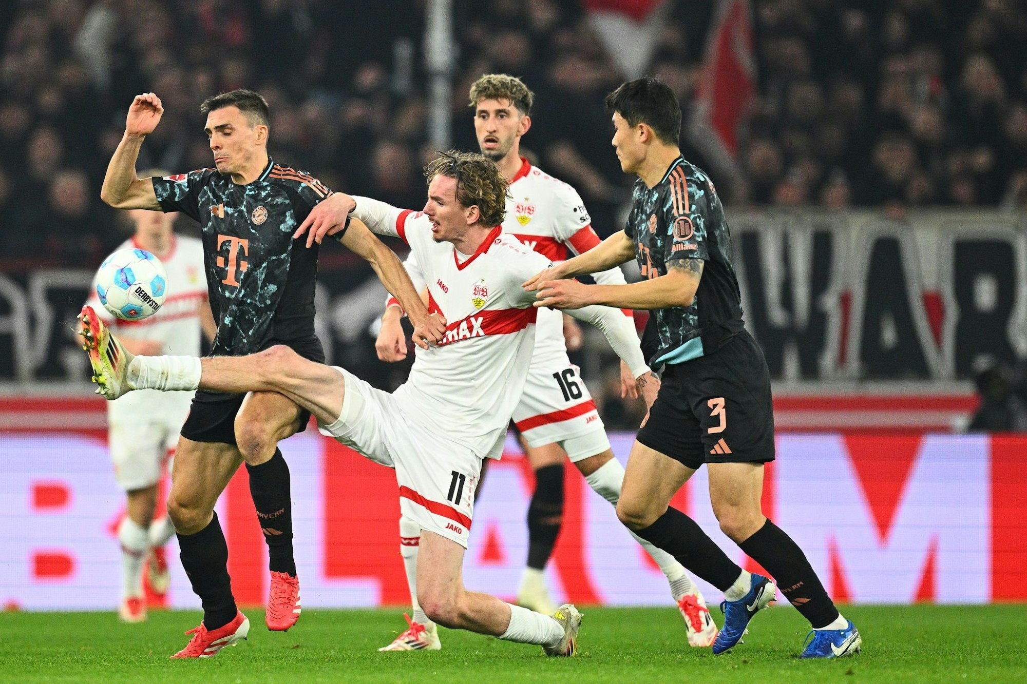 Weiter Gegner: Nick Woltemade (M) im Einsatz gegen die Bayern in der Rückrunde der vergangenen Saison.