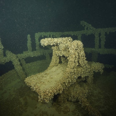 Ein alter Steuerstand eines Schiffswracks.