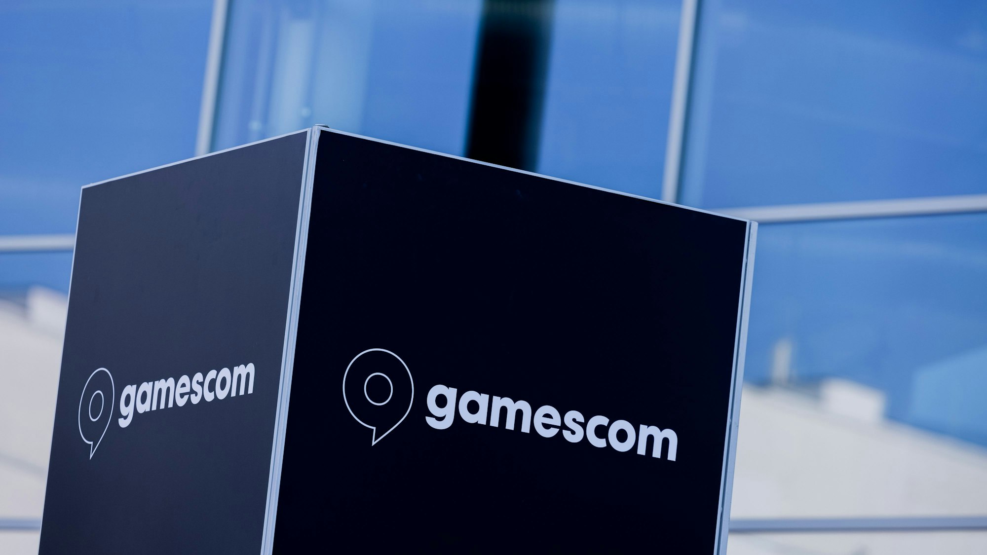 Ein Schriftzug der Gamescom prangt auf einem Schild an der Messe.