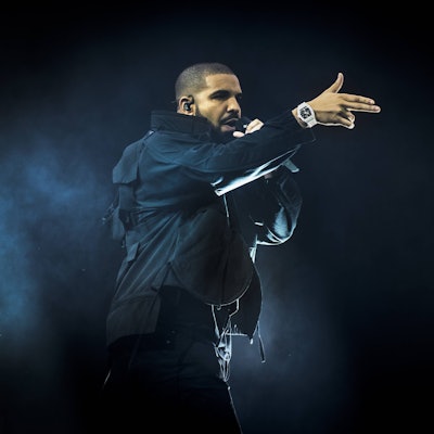 Das Foto zeigt den Rapper Drake bei einem Konzert in seiner Heimatstadt Toronto im Jahr 2016. Foto: imago/ZUMA Press