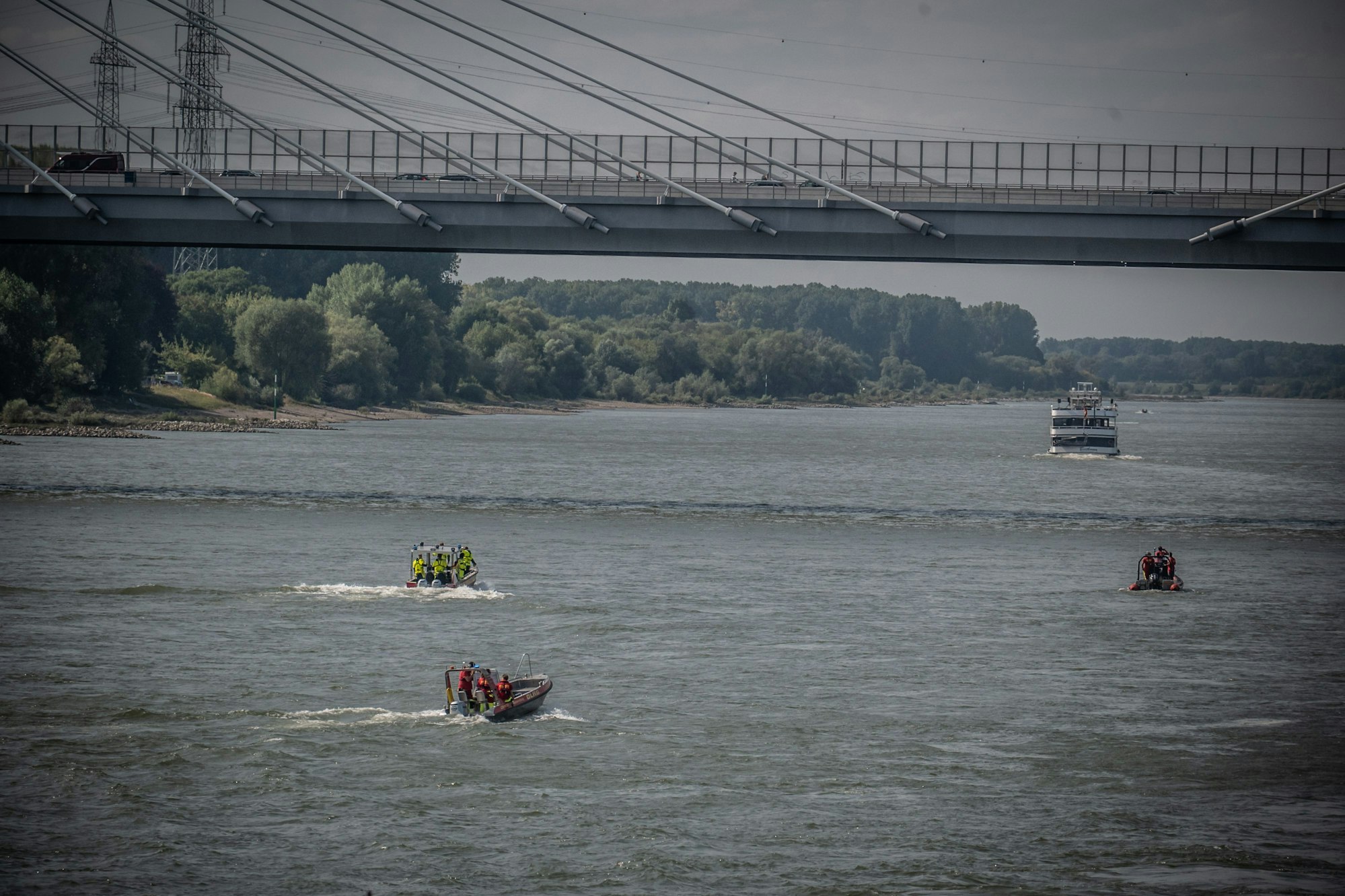 Feuerwehr hält Ausschau nach einer Person, die möglicherweise im Rhein ertrunken sein könnte.. Bild: Ralf Krieger