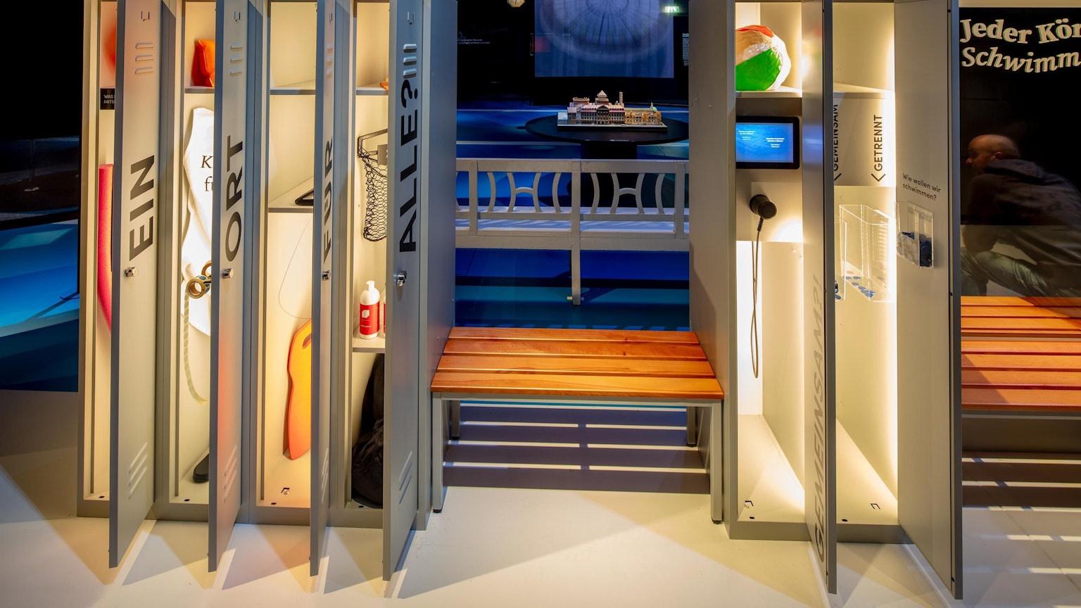 Das undatierte Foto zeigt einen Teil der Ausstellung «Frei Schwimmen - Gemeinsam?!» im Haus der Geschichte Baden-Württemberg in Stuttgart.