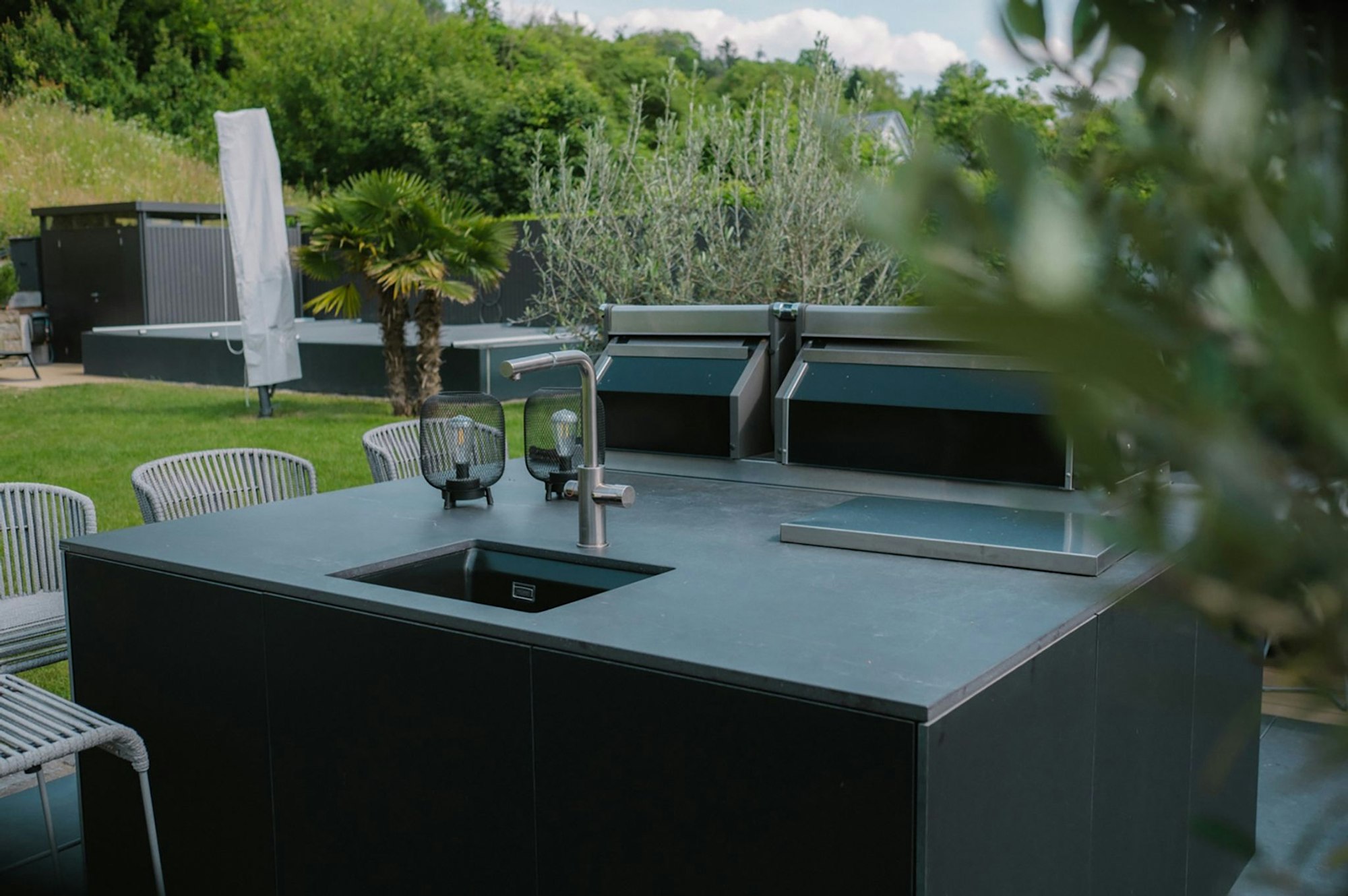 Wer sich ein Spülbecken in seiner Outdoor-Küche wünscht, sollte bei der Standortsuche an den Wasseranschluss denken.