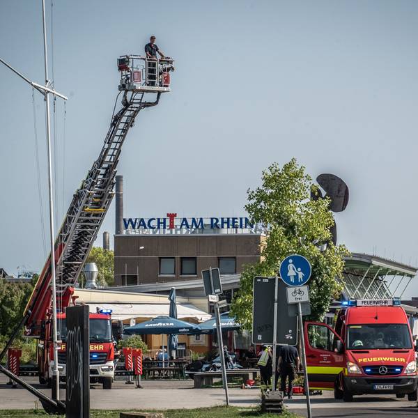 Feuerwehr hält Ausschau nach einer Person, die möglicherweise im Rhein ertrunken sein könnte.. Bild: Ralf Krieger