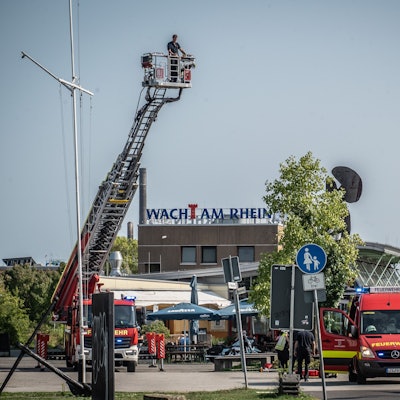 Feuerwehr hält Ausschau nach einer Person, die möglicherweise im Rhein ertrunken sein könnte.. Bild: Ralf Krieger