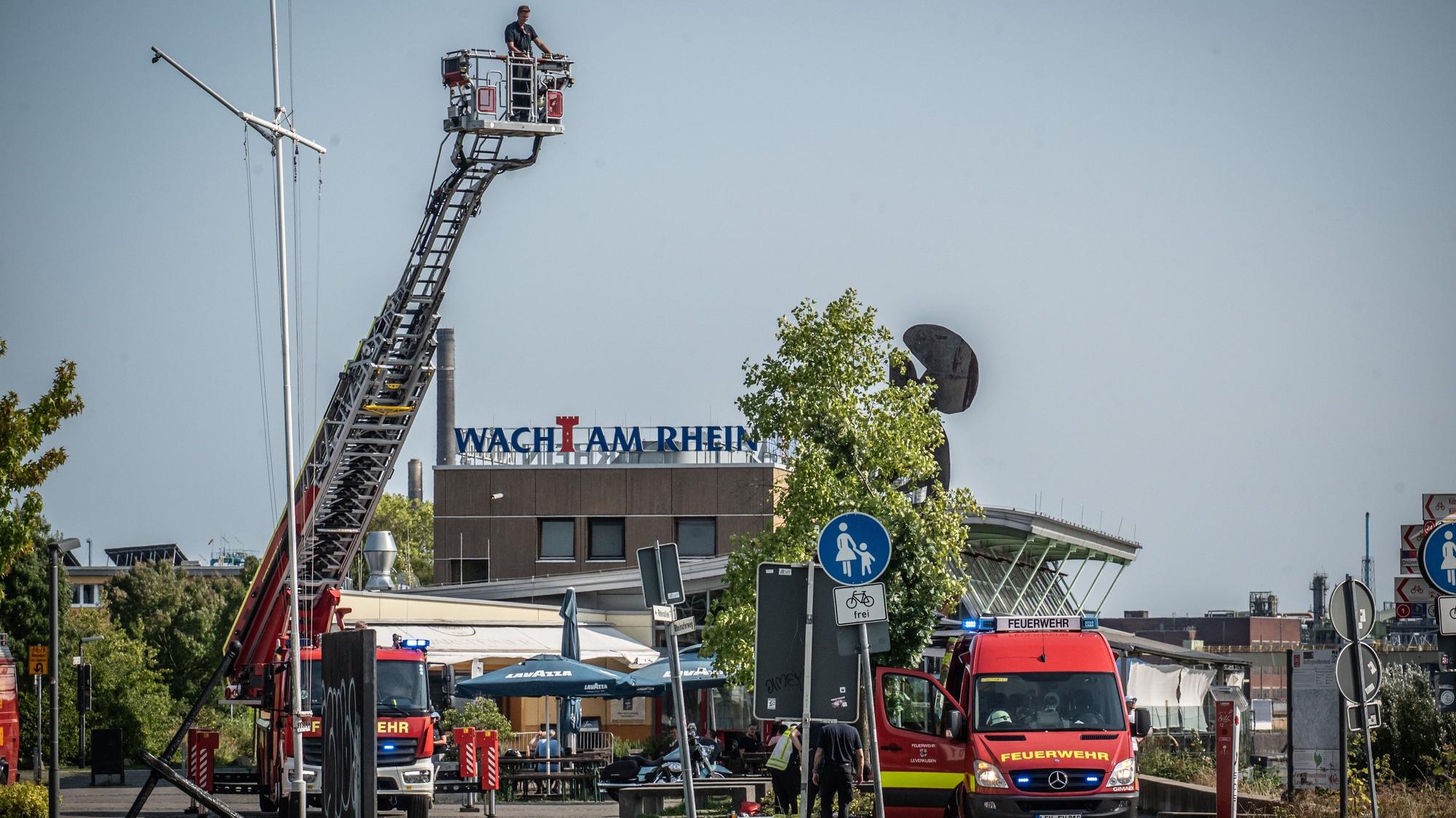 Feuerwehr hält Ausschau nach einer Person, die möglicherweise im Rhein ertrunken sein könnte.. Bild: Ralf Krieger