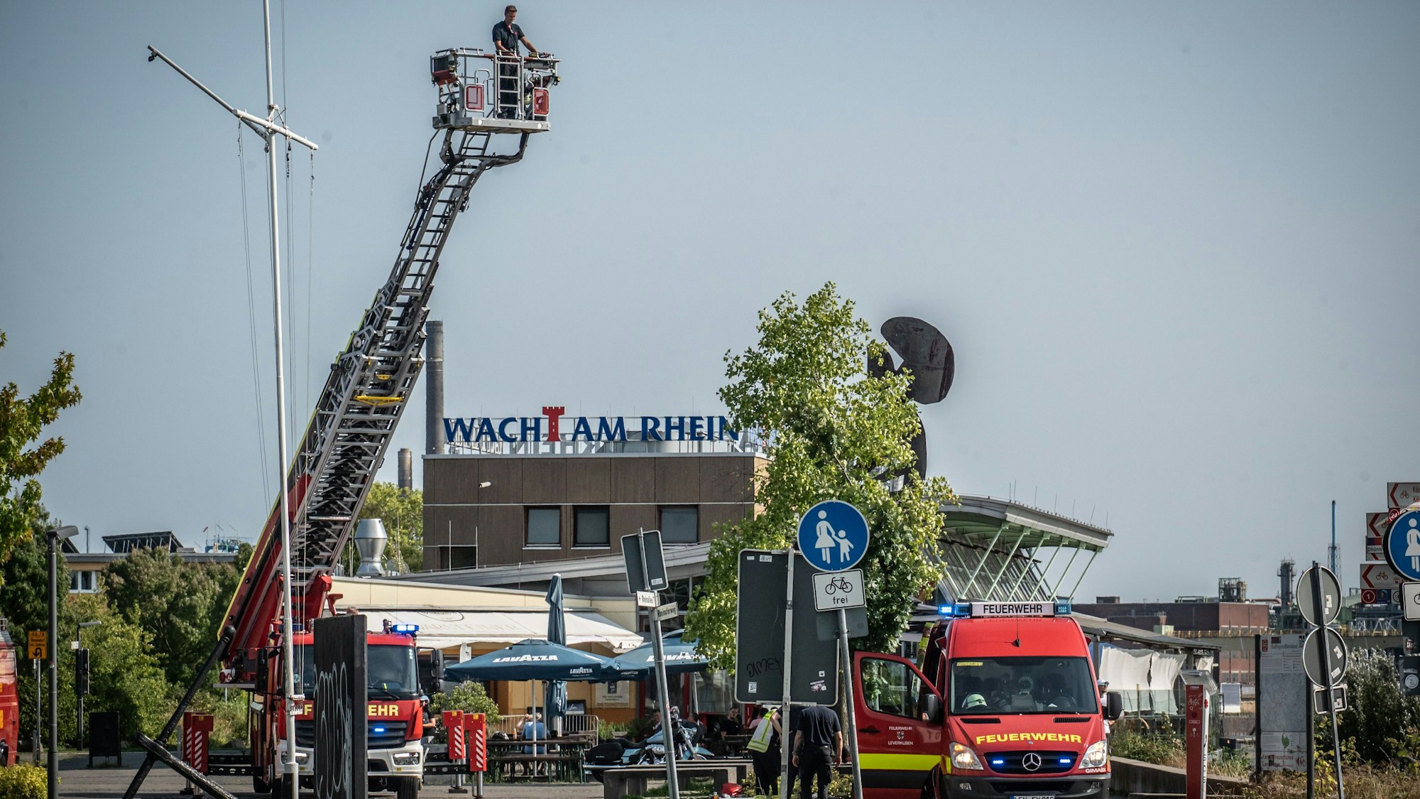 Feuerwehr hält Ausschau nach einer Person, die möglicherweise im Rhein ertrunken sein könnte.. Bild: Ralf Krieger