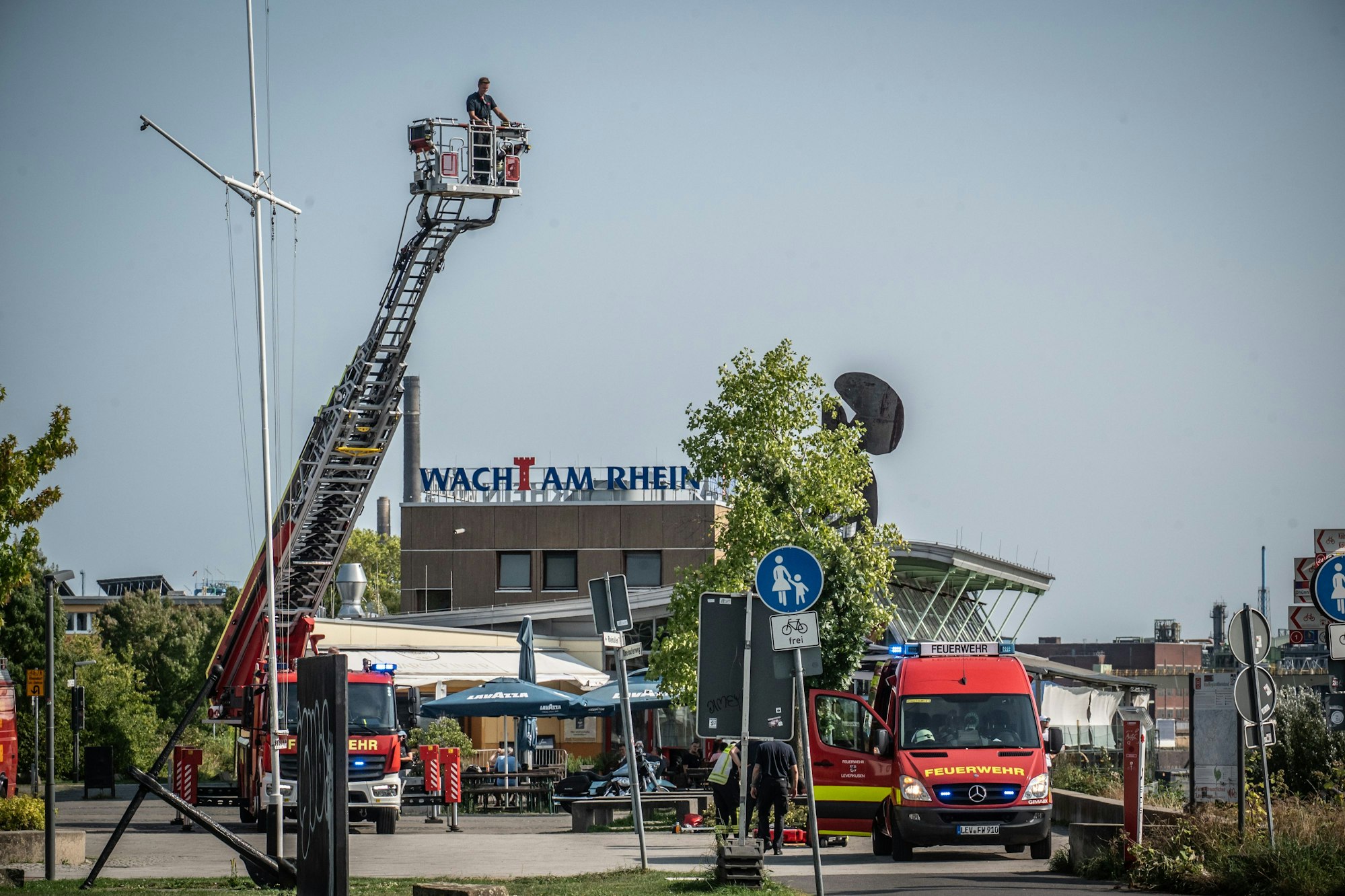 Feuerwehr hält Ausschau nach einer Person, die möglicherweise im Rhein ertrunken sein könnte.. Bild: Ralf Krieger