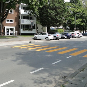 Der neue Überweg wurde weiter südlich angelegt, hier ist das Blickfeld frei.