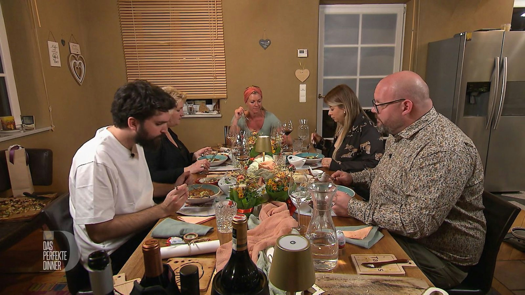 Der Hauptgang besteht „nur“ aus Lammeintopf mit Couscous und Gurken-Sauerrahm-Salat. Von links: Armin, Maria, Birgit, Armina und Christian.
(Bild: RTL)