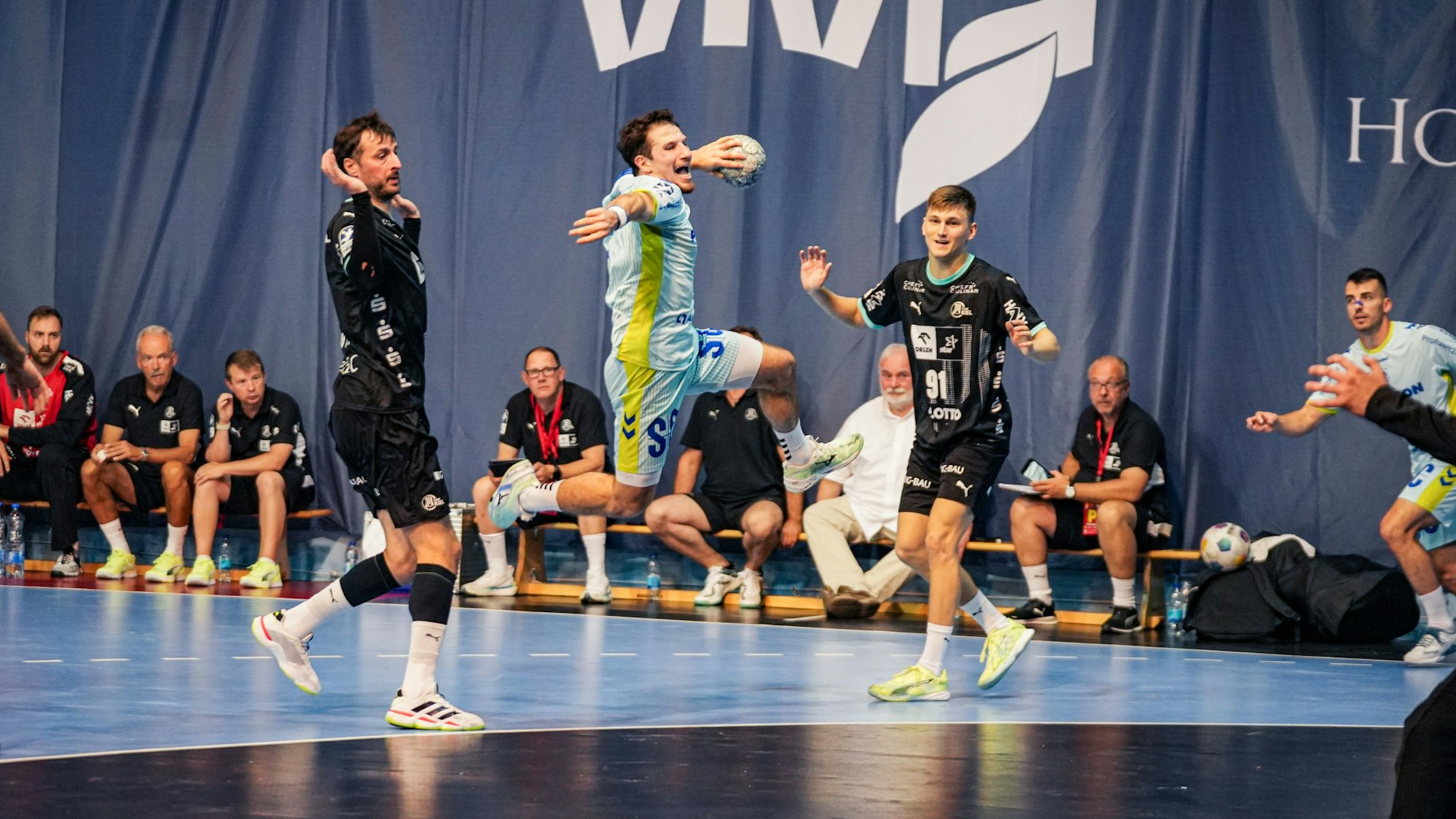 Joao Gomes beim Sprungwurf auf das Kieler Tor.