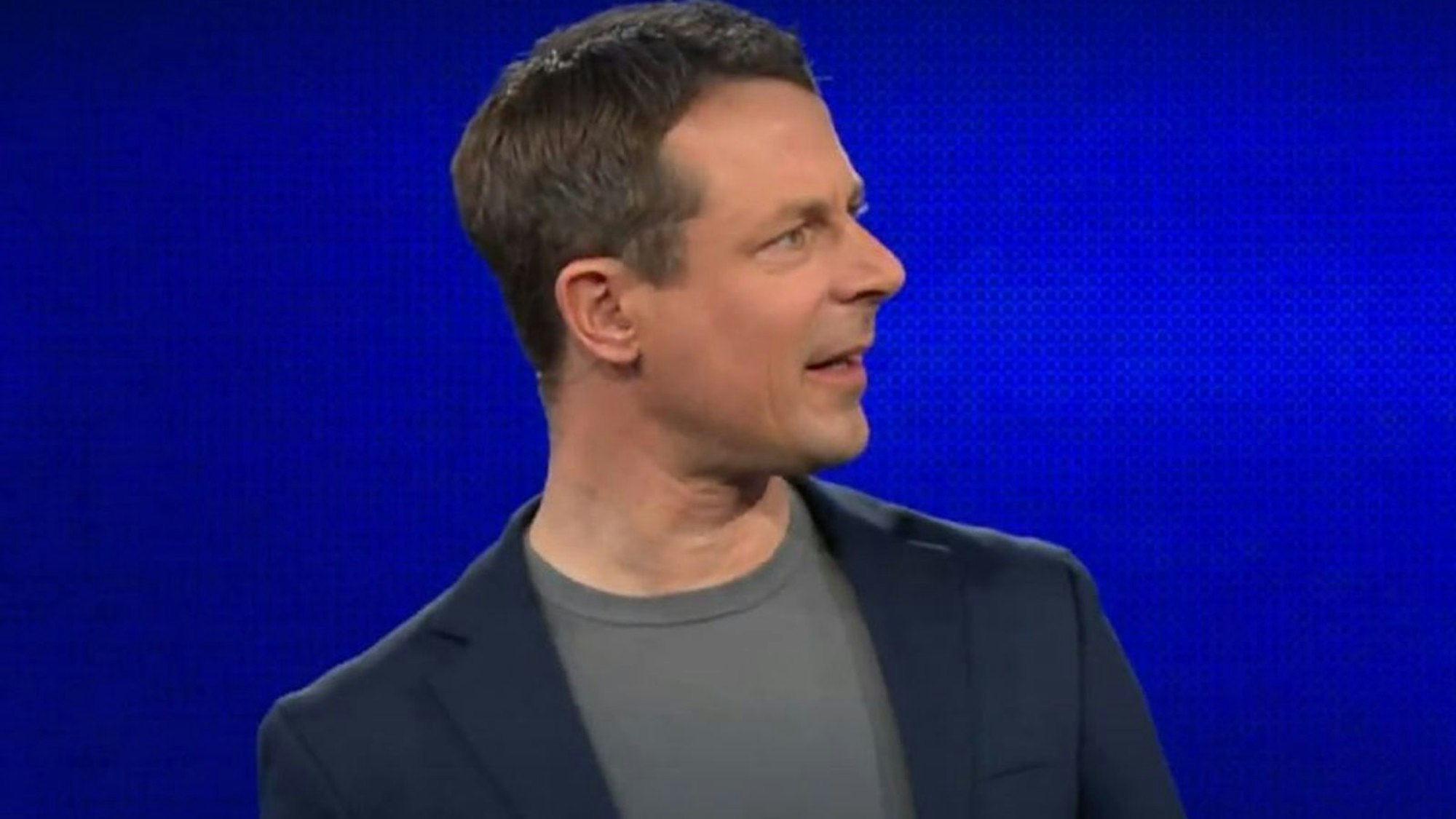 ARD-Moderator Alexander Bommes überraschte die schwache Leistung der Jägerin sichtbar. (Bild: ARD)