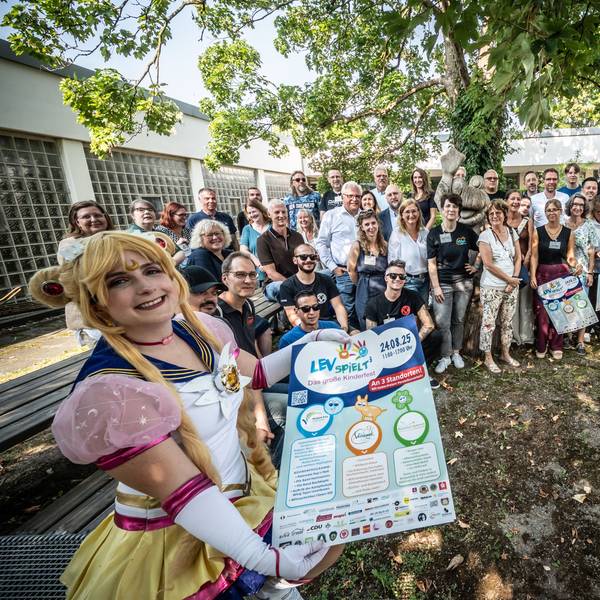 Lev spielt hoch 3, vorne Sabrina Krewinkel alias Saleia, verkleidet als „Sailor Moon“. Bild: Ralf Krieger