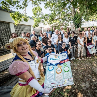 Lev spielt hoch 3, vorne Sabrina Krewinkel alias Saleia, verkleidet als „Sailor Moon“. Bild: Ralf Krieger