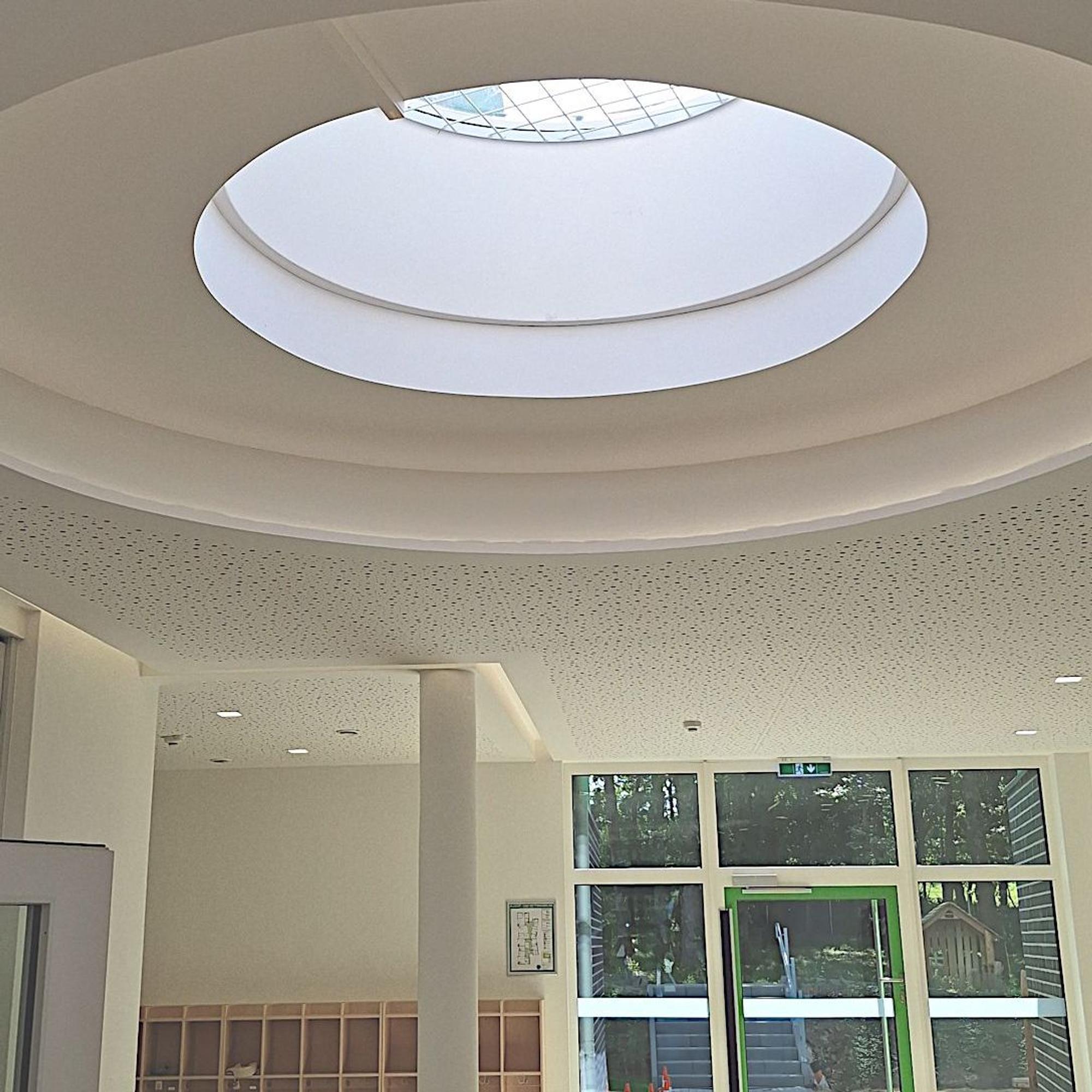 Durch eine Glaskuppel in der Decke fällt Licht in den Flur.